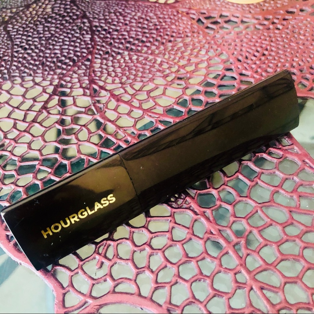 Hourglass foundation in Amber
